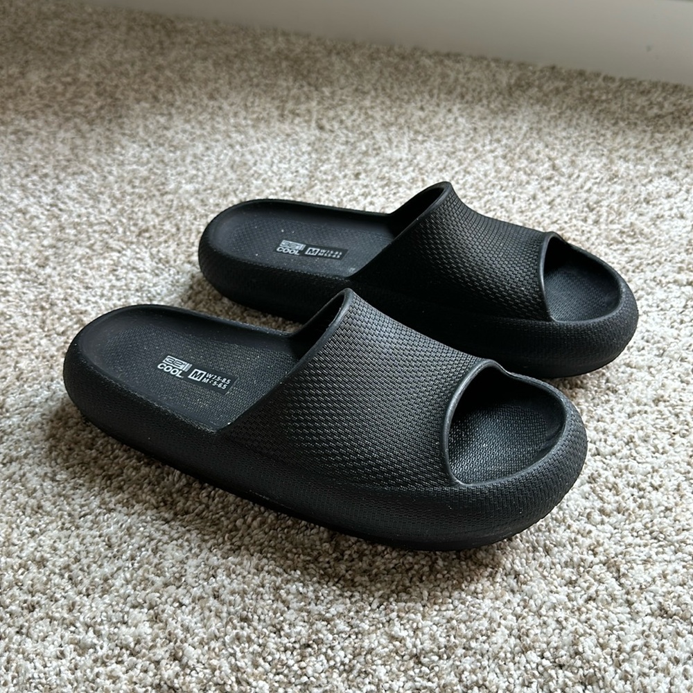 32 DEGREE Black Cushioned Slides